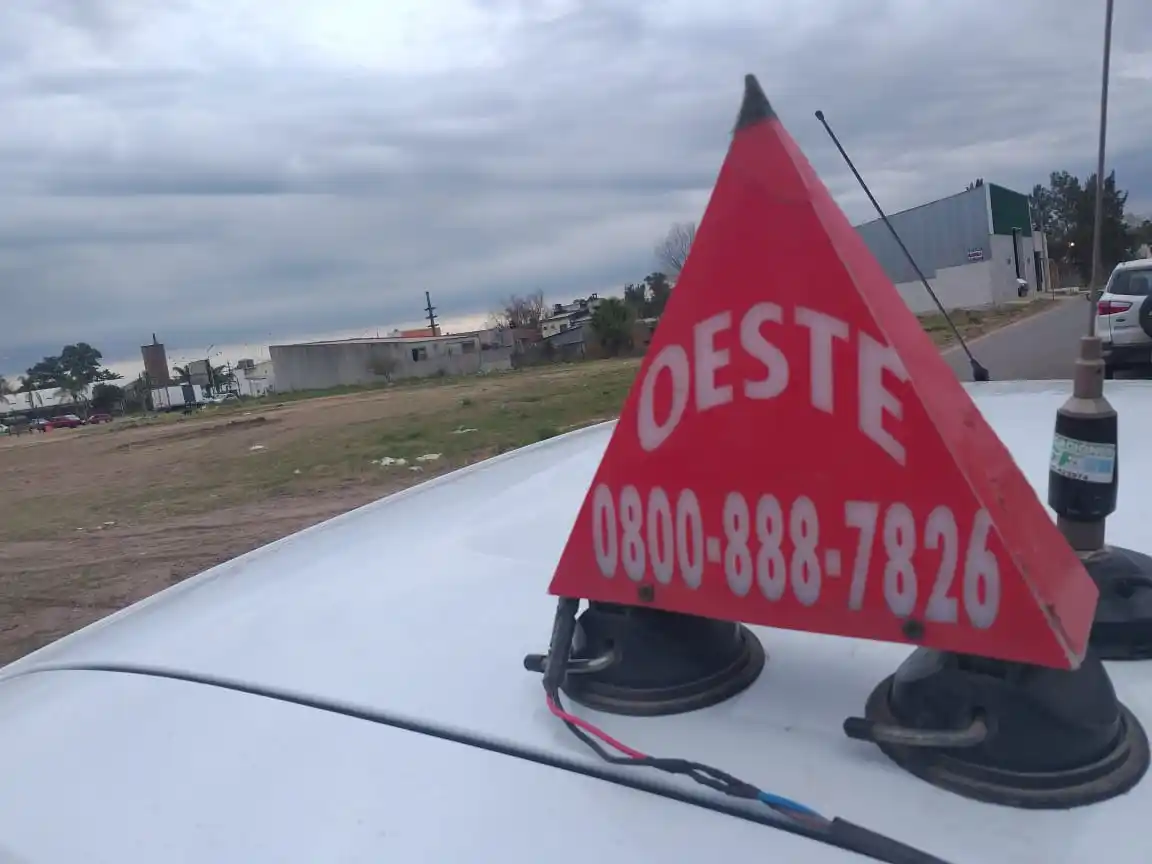 Abordó un remis y gastó más de $1.200 en pasaje, luego bajó y se fue sin pagar