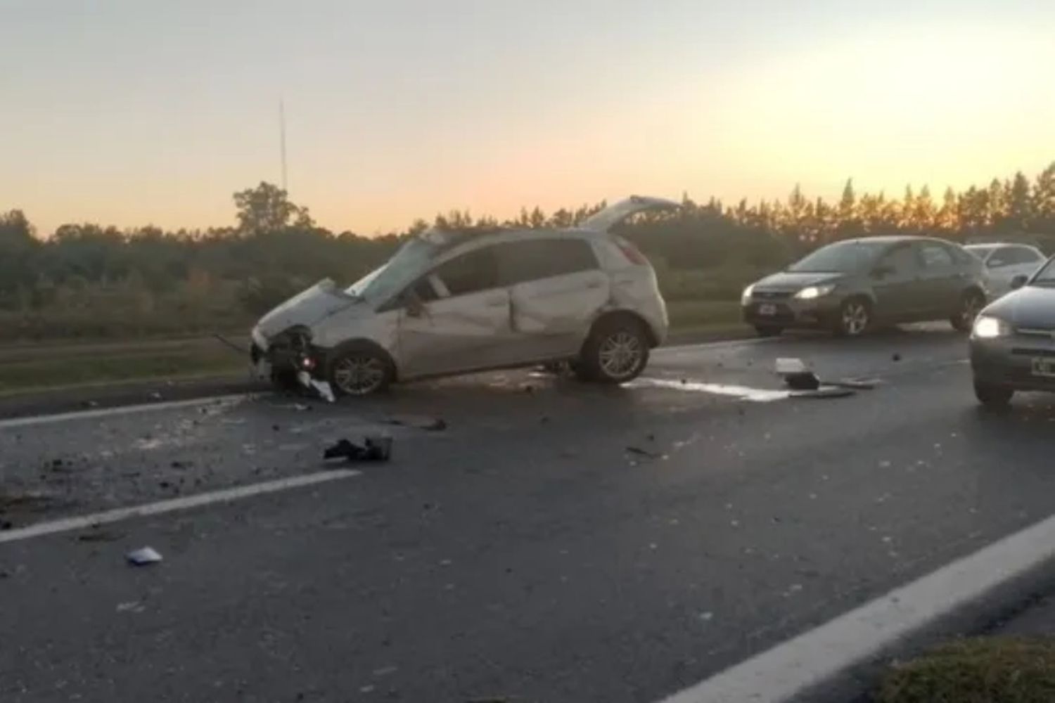 Una mujer resultó herida tras volcar con su auto en la autopista Rosario-Córdoba