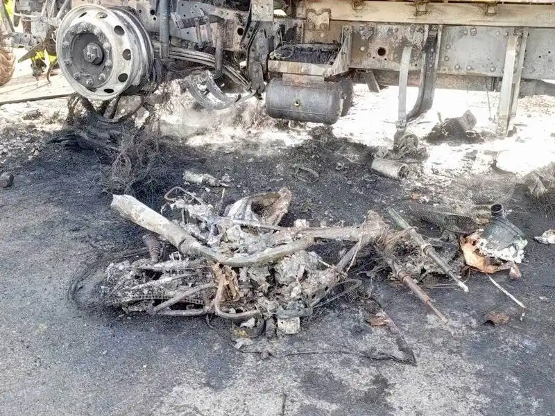 Un motociclista resultó con graves quemaduras tras un siniestro vial con un camión