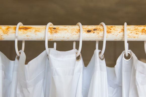 Adiós a las cortinas de baño: la nueva tendencia que es moderna y no se oxida con el agua de la ducha