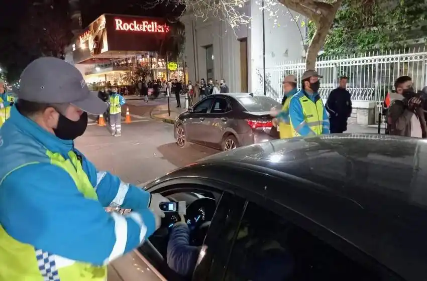 Un bar clausurado y 28 remisiones al corralón, entre ellas un taxi: lo que dejaron los festejos por el Día del Amigo