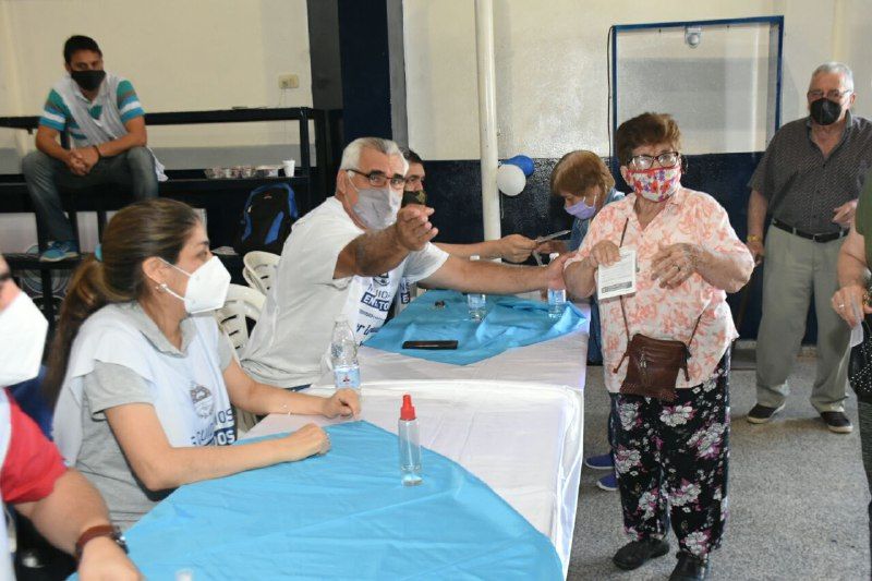Con éxito se cumplió la aplicación de terceras dosis de vacunas a adultos