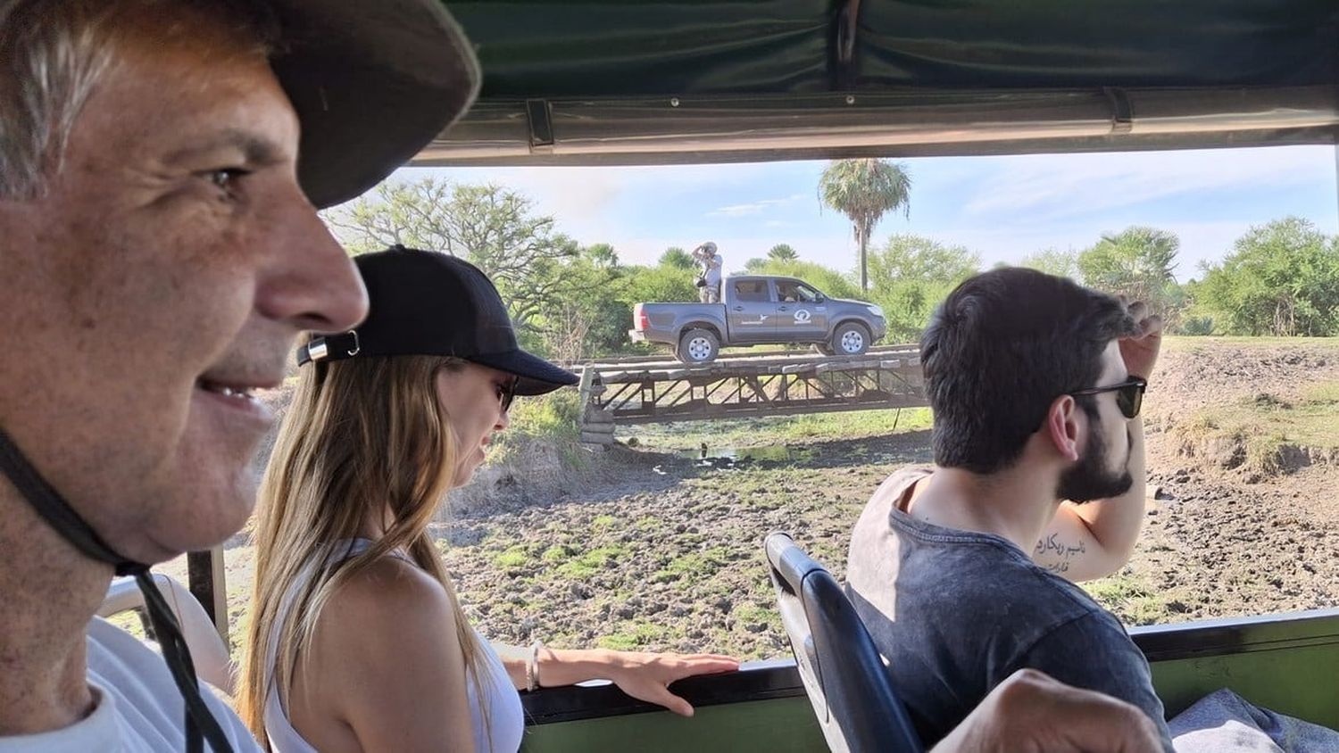 En unimog por el Bajo Vénica, un exótico palmar que contrasta con el resto del paisaje del "Jaaukanigás"
