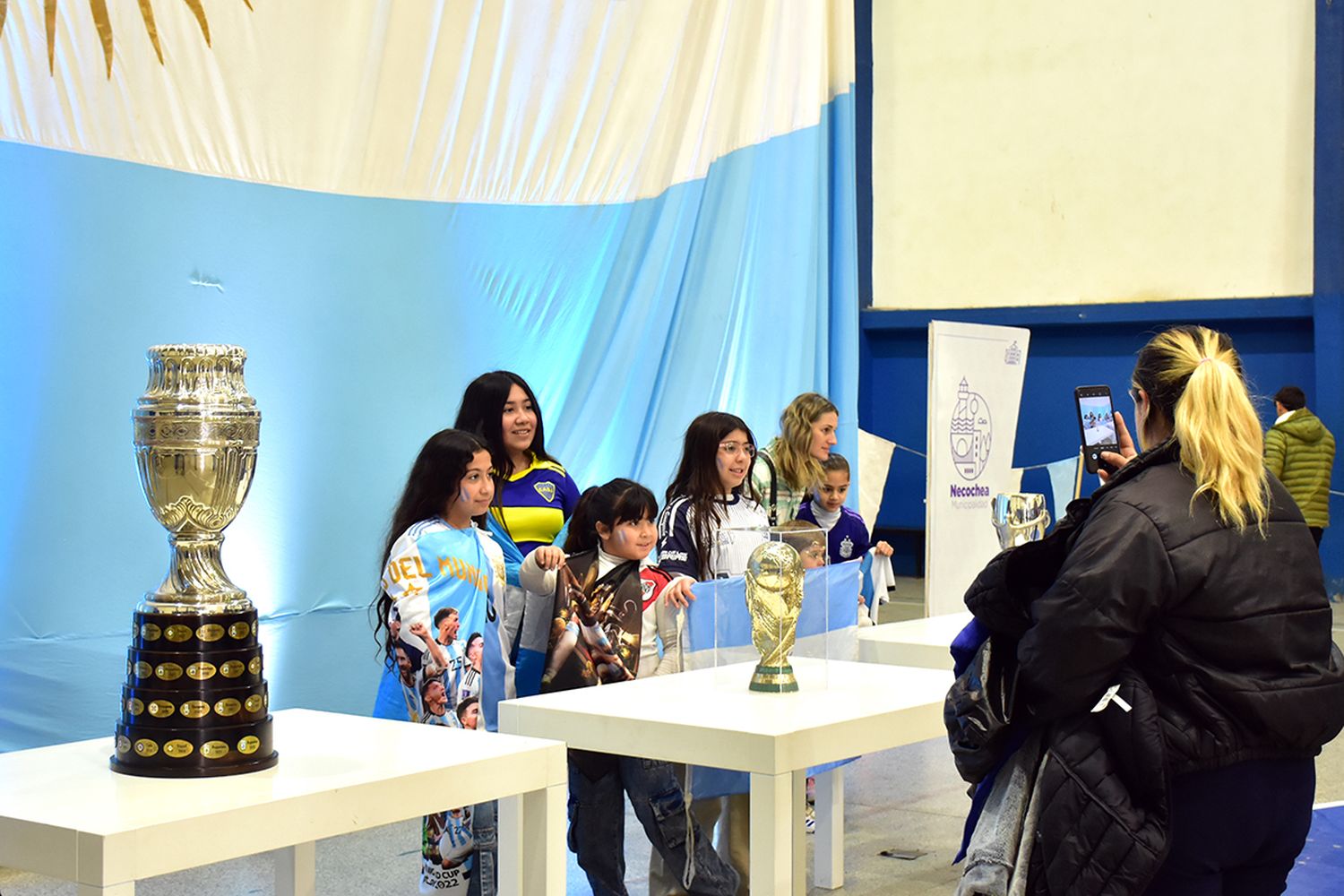 Las copas ganadas por la Selección, se exhibieron en Necochea
