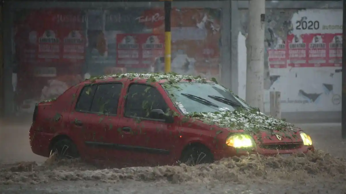 Intensas lluvias y granizo: se inundaron las calles y el parque más emblemático de Mendoza