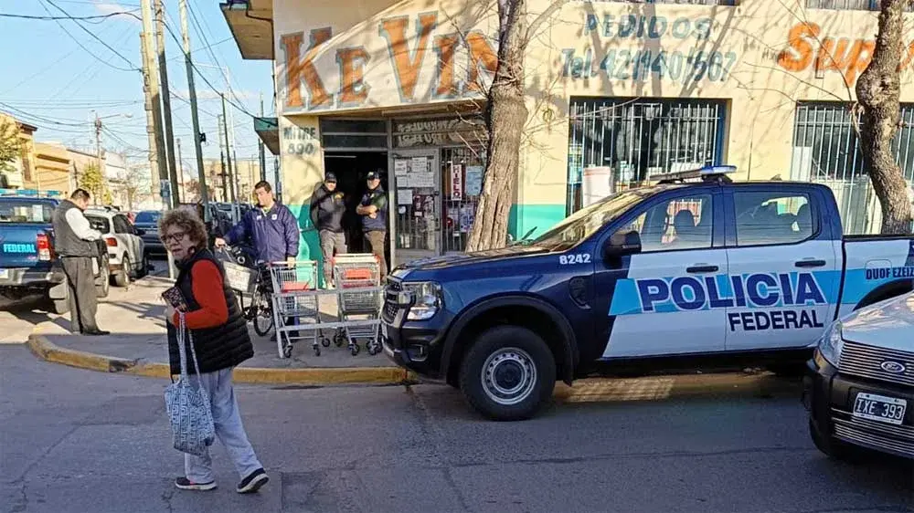 Una investigación por venta de carnets y entradas falsas de Boca llegó a Cañuelas: allanaron una casa y un supermercado