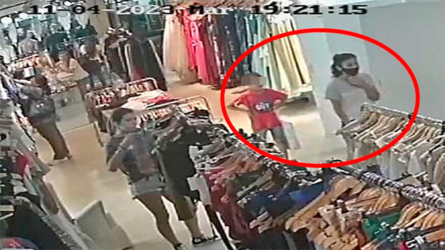 “Mechera” y su hijo de 8 años robaron 15 jeans de una tienda en cuatro minutos