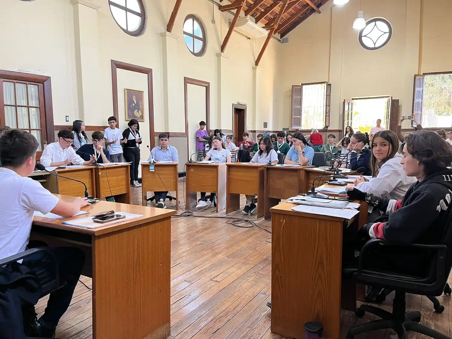 Los jóvenes en pleno debate en el recinto legislativo.