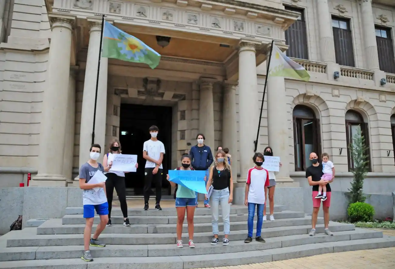Estudiantes secundarios reclamaron por la vuelta a clases en todos los establecimientos 