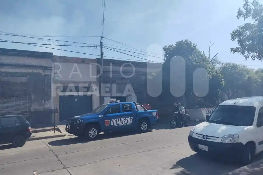 Preocupación: mucho humo por un incendio en una casa de barrio San Martín