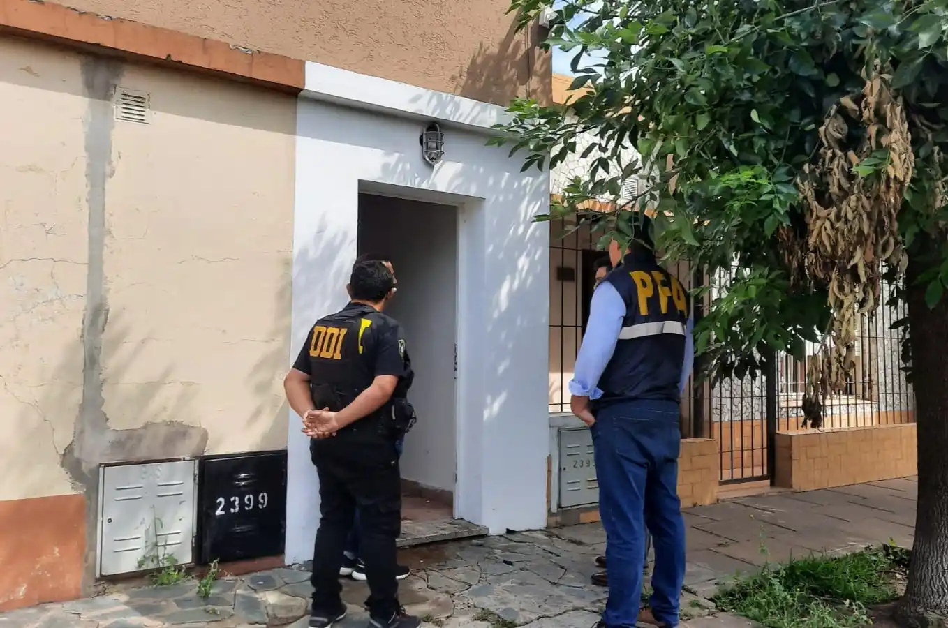La DDI y la Policía Federal en la casa de Braga, uno de los siete detenidos.