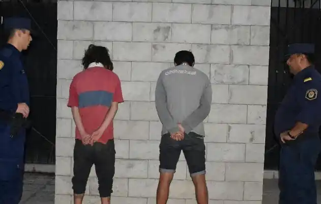 Dos jóvenes con “amplios antecedentes”, detenidos dentro de una casa