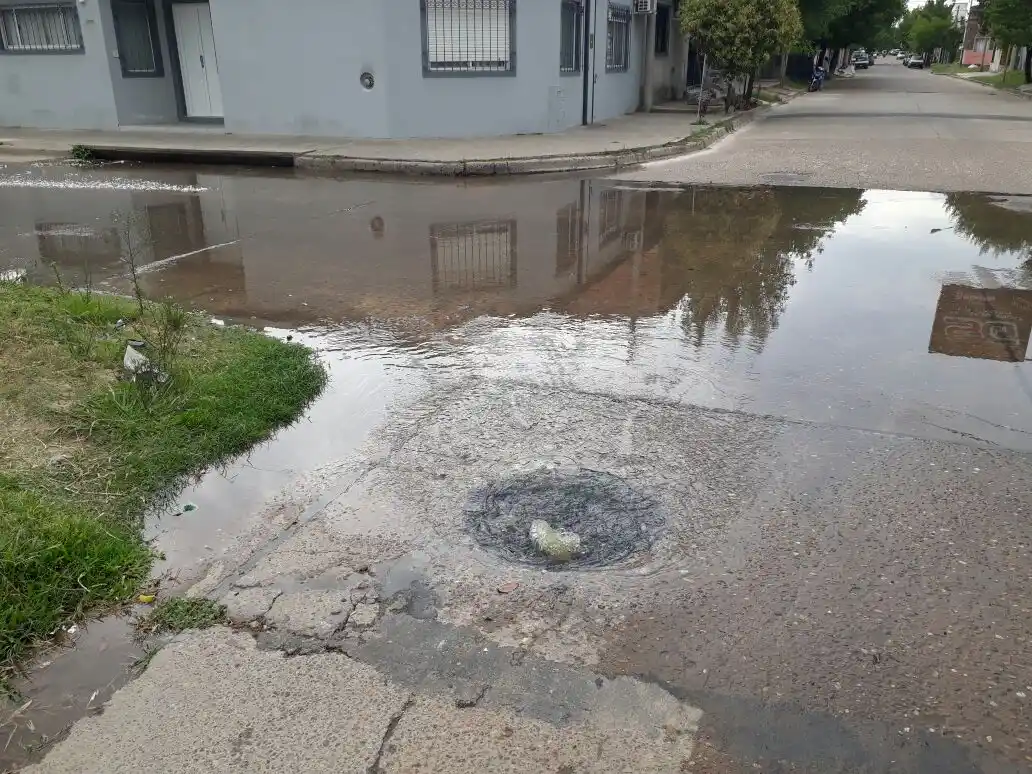 Rebalsó la cloaca en Santiago Díaz y Clavarino: el Municipio anunció que lo arregló