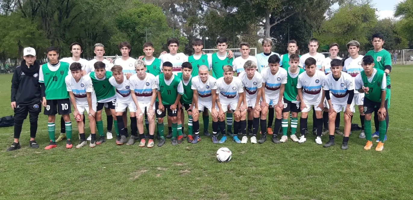 Las formaciones de Banfield y Deportivo Tandil posaron juntas.