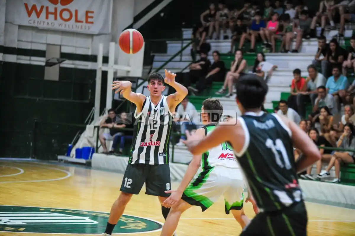 Tomás Leuze se destacó en Racing 17 puntos y 9 recobres (Crédito: MR Fotografía).