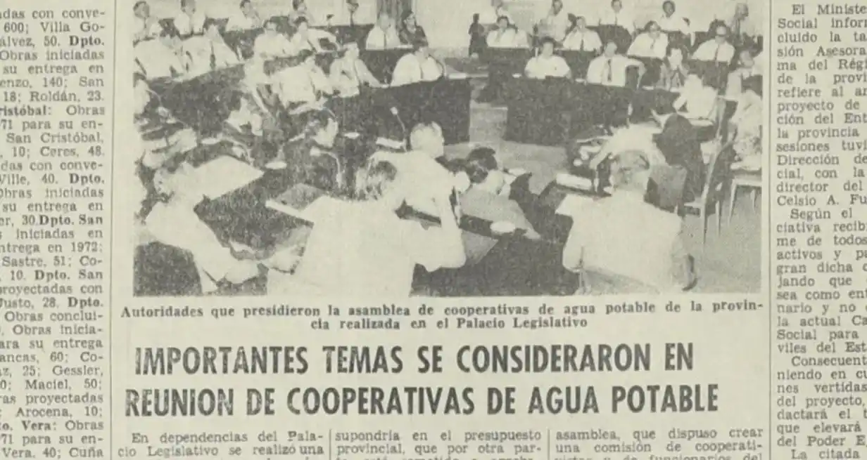 Con cuidado. Hace años que el Estado santafesino obligó a las poblaciones a organizarse en cooperativas, con altos costos y zozobras. Ahora, se impulsa otro cambio de rumbo en el marco de la emergencia que impulsa el actual gobierno. El artículo de El Litoral es de diciembre de 1971. Foto: Archivo