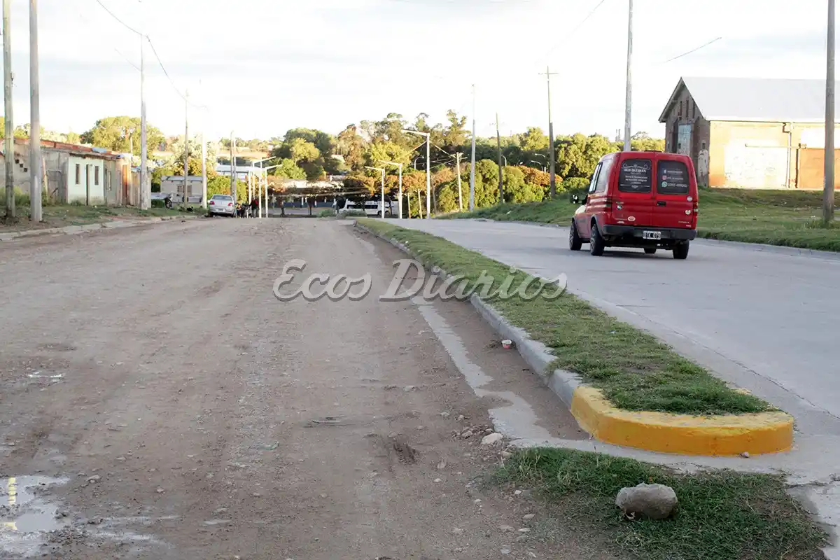 Una sola mano. Es la que se pavimentó en la avenida 43