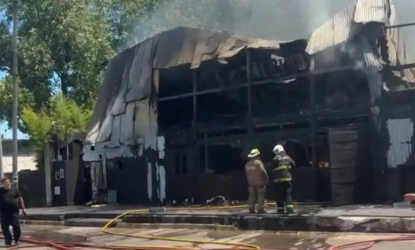 Voraz incendio destruyó una conocida cervecería en Pilar
