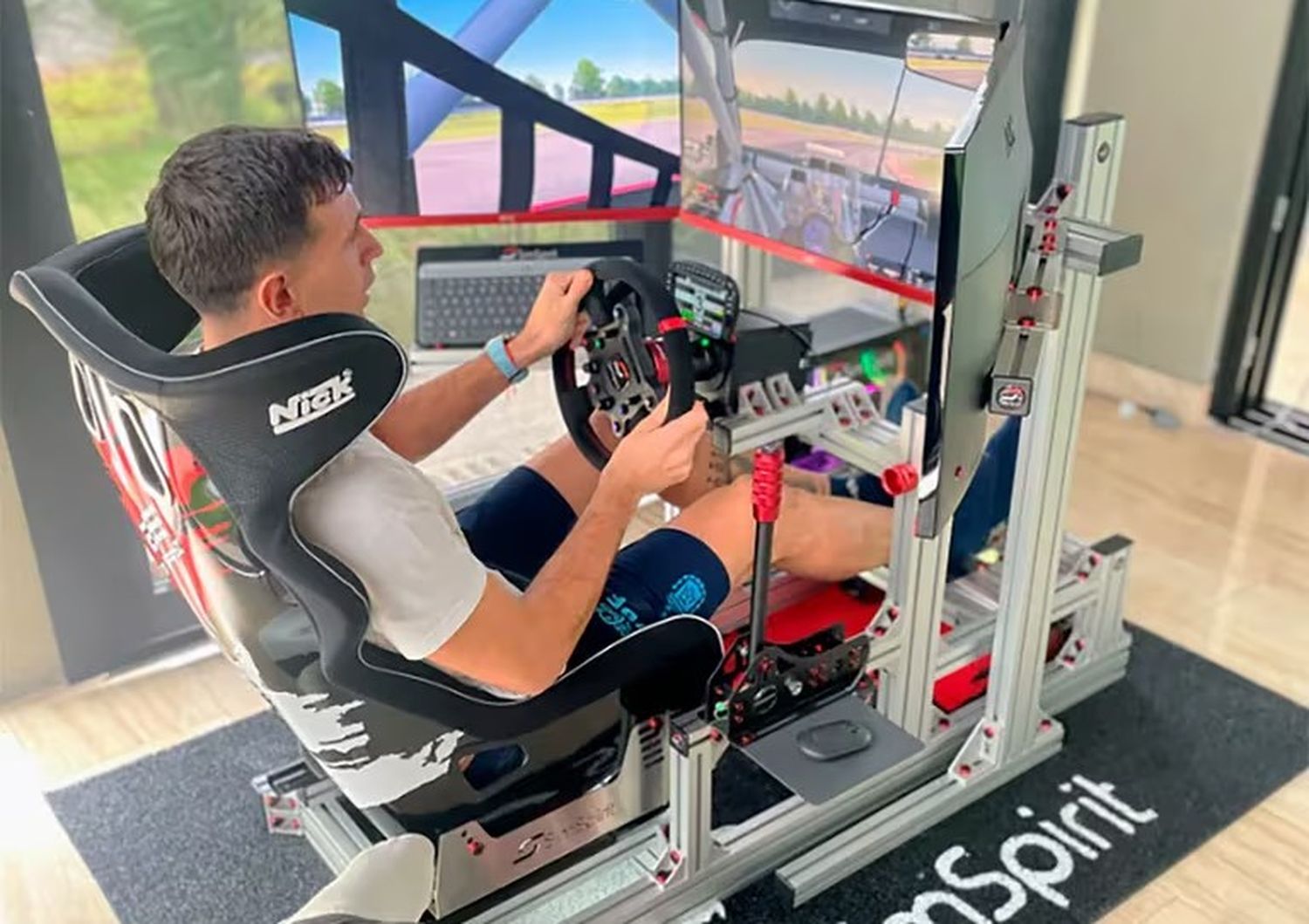 "Dibu" Martínez, un fanático del automovilismo, en el simulador que instaló en su casa.