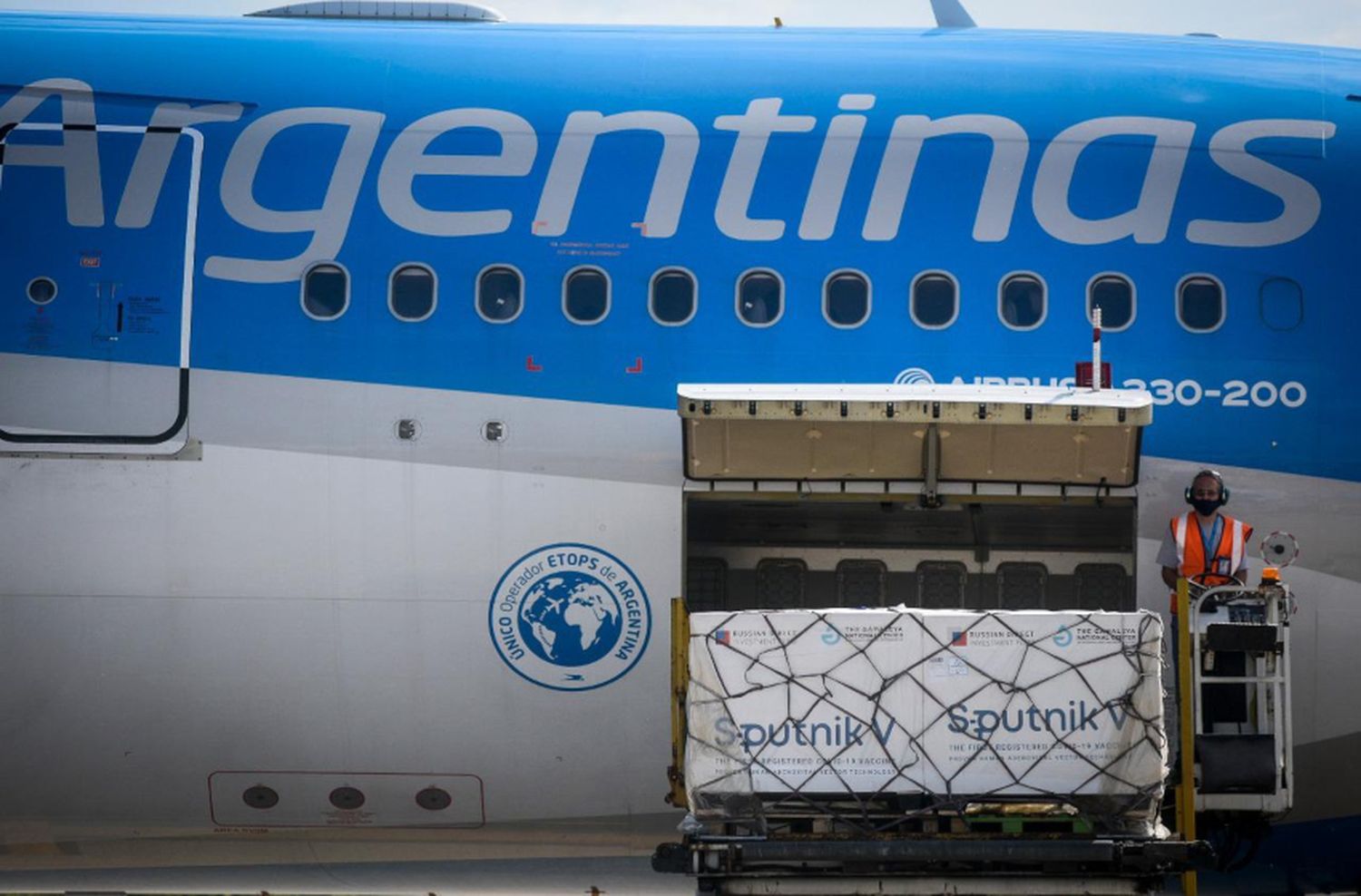 Llegó el decimotercer vuelo de Aerolíneas desde Moscú con 765.545 dosis de vacunas