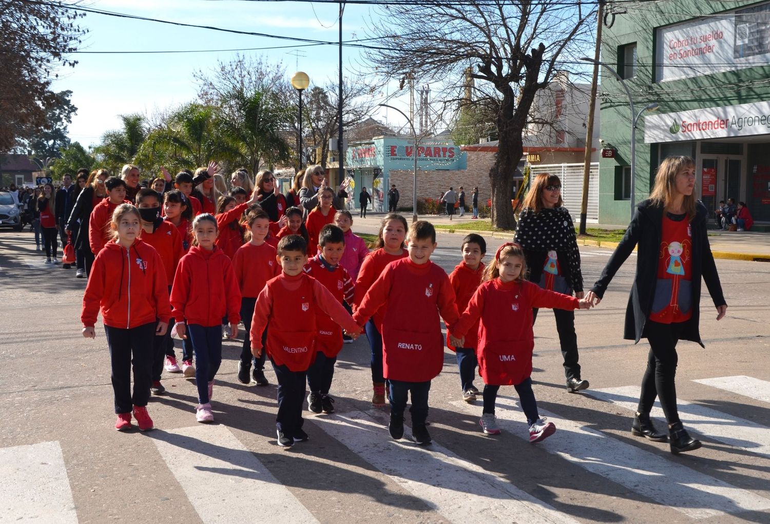 Grandes y chicos desfilarán por avenida 50 para conmemorar un nuevo 25 de Mayo.