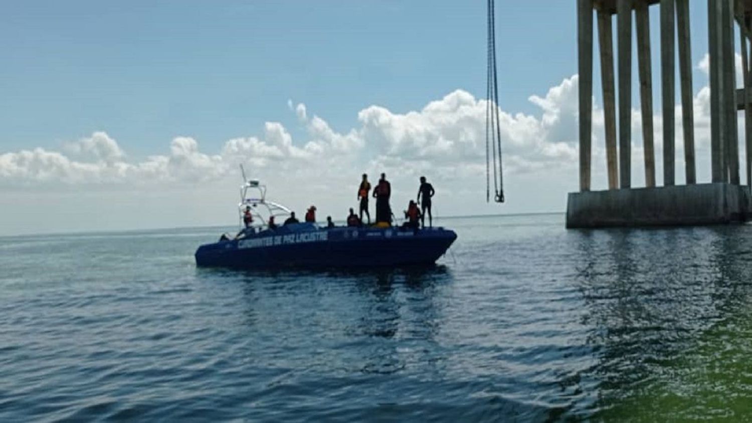 ENCUENTRAN UNO DE LOS CUERPOS y el vehículo que cayó al lago de Maracaibo