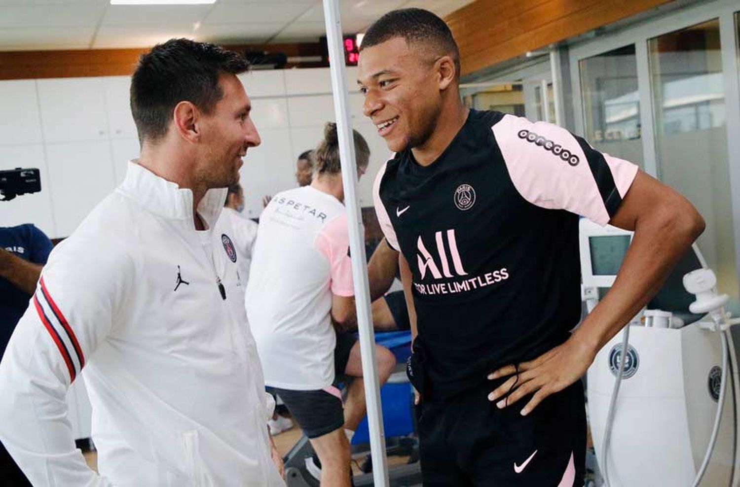 «Bienvenido a París, Leo», la primera imagen entre Mbappé y Messi