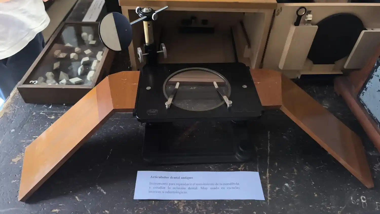 La Escuela Normal inauguró la muestra  “Aquel laboratorio de ayer”