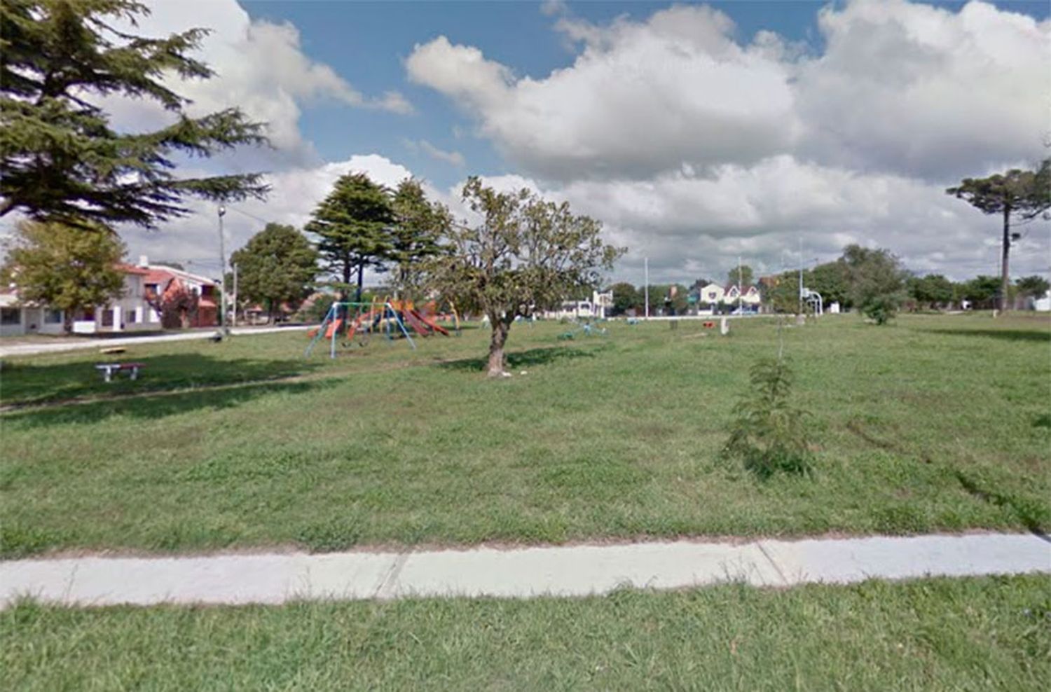 Piden el arreglo de luminarias en una plaza del barrio Las Américas