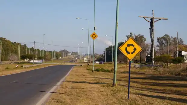 Colocaron carteles indicadores en una de las rotondas 