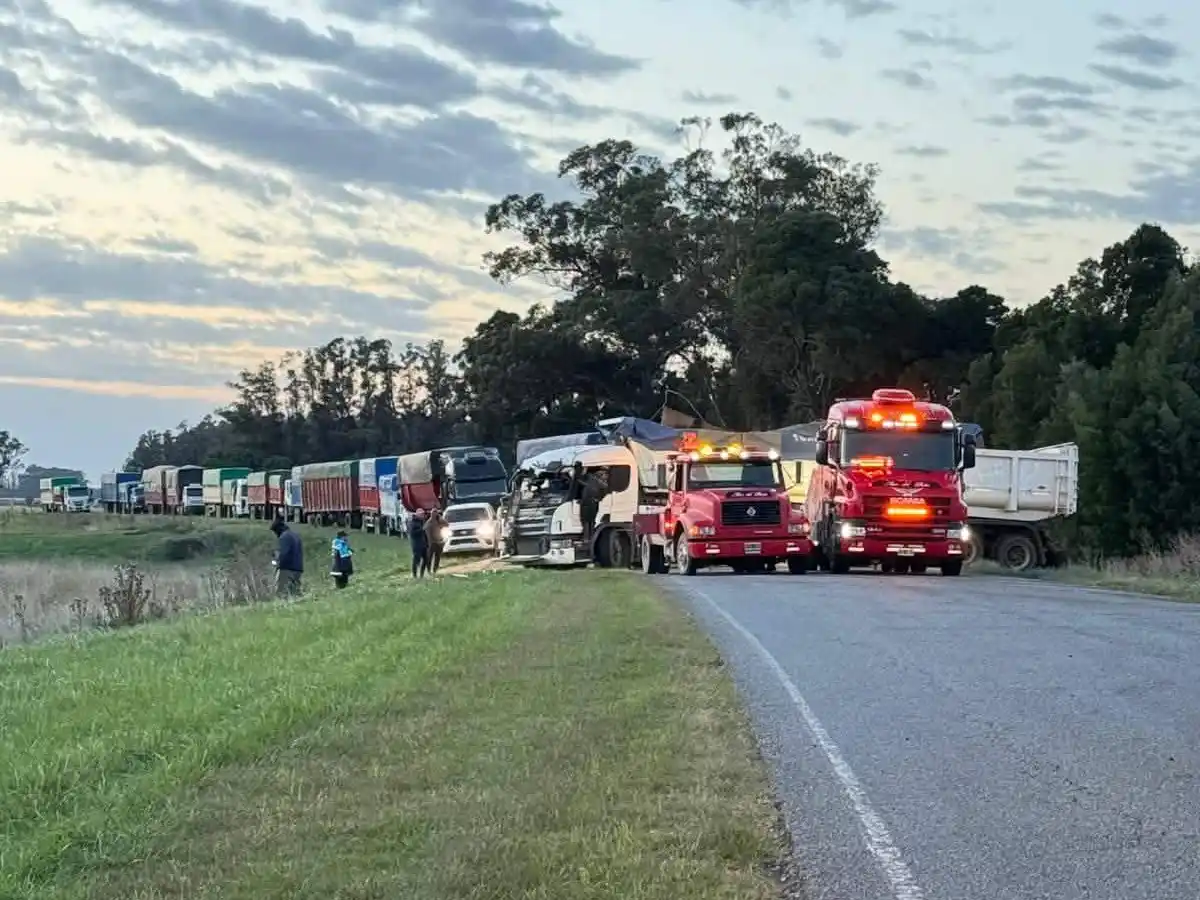 Las impactantes imágenes de cómo quedó la cabina del camión que volcó en ruta 86