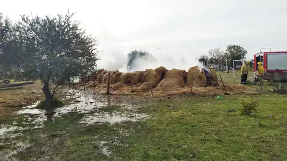 Bomberos debieron controlar un incendio de rollos de pastizal  