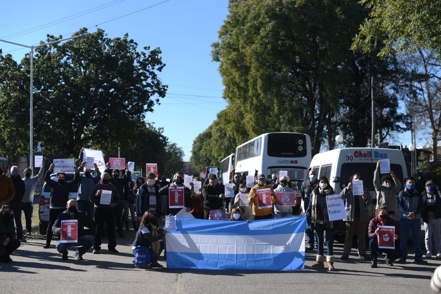 Con una caravana, los prestadores turísticos hicieron sentir su reclamo