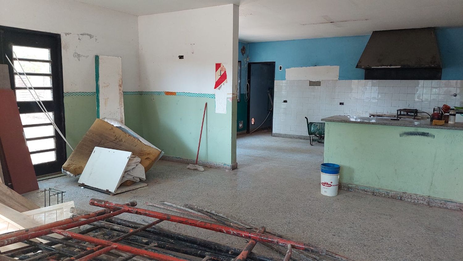 CEC 801: cancelaron el contrato de la constructora y se demora la obra