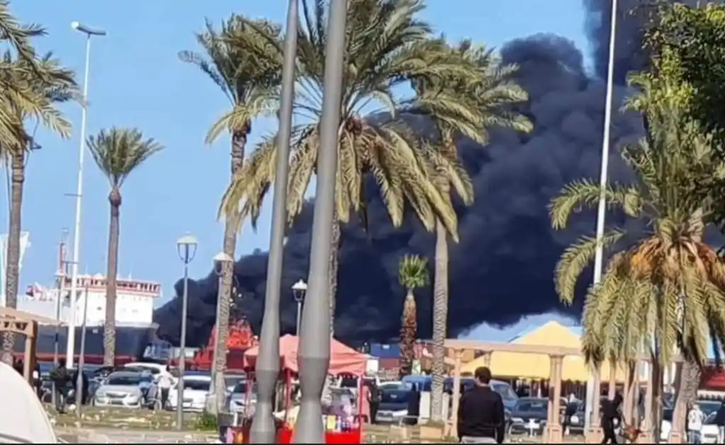 El Ejército Nacional Libio bombardeó un barco con armas procedente de Turquía