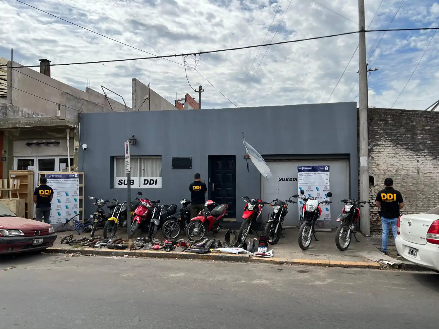 Los allanamientos terminaron con el secuestro de 11 motos.