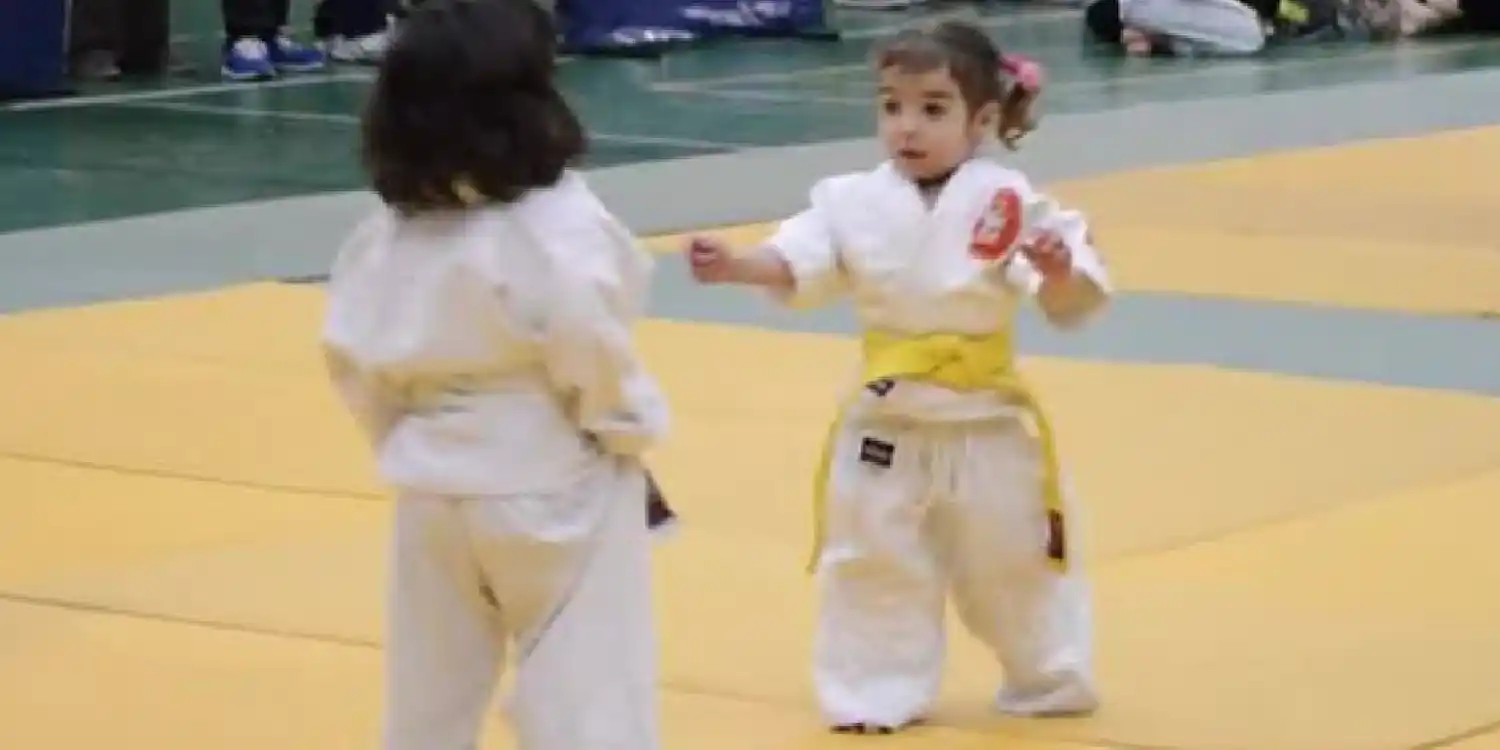 Una ternura: El combate de Judo entre dos nenas de tres años