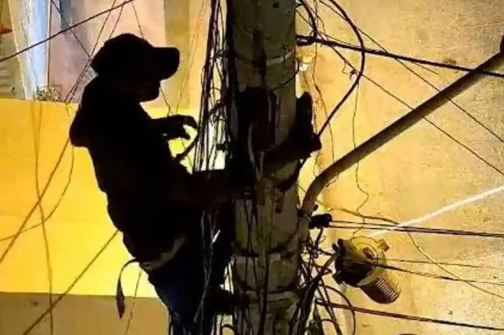 El cadáver se encontraba parcialmente quemado y colgado a 4 metros de altura