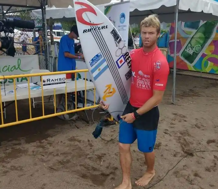 Usuna, Suárez y Muñiz, a paso firme en el Mundial de Surf