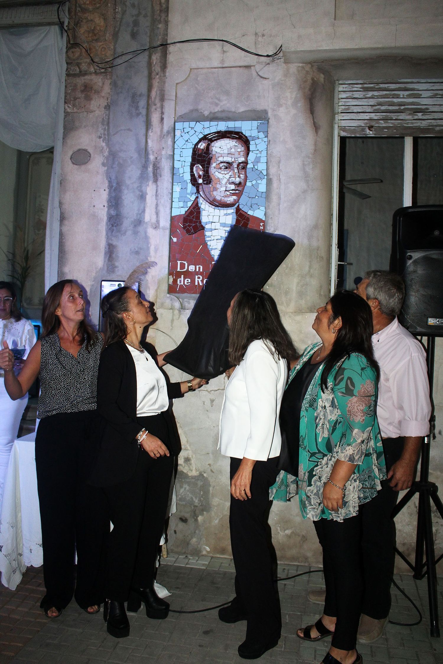 Se descubrieron dos murales: uno de Rocamora y otro del escudo de la institución.