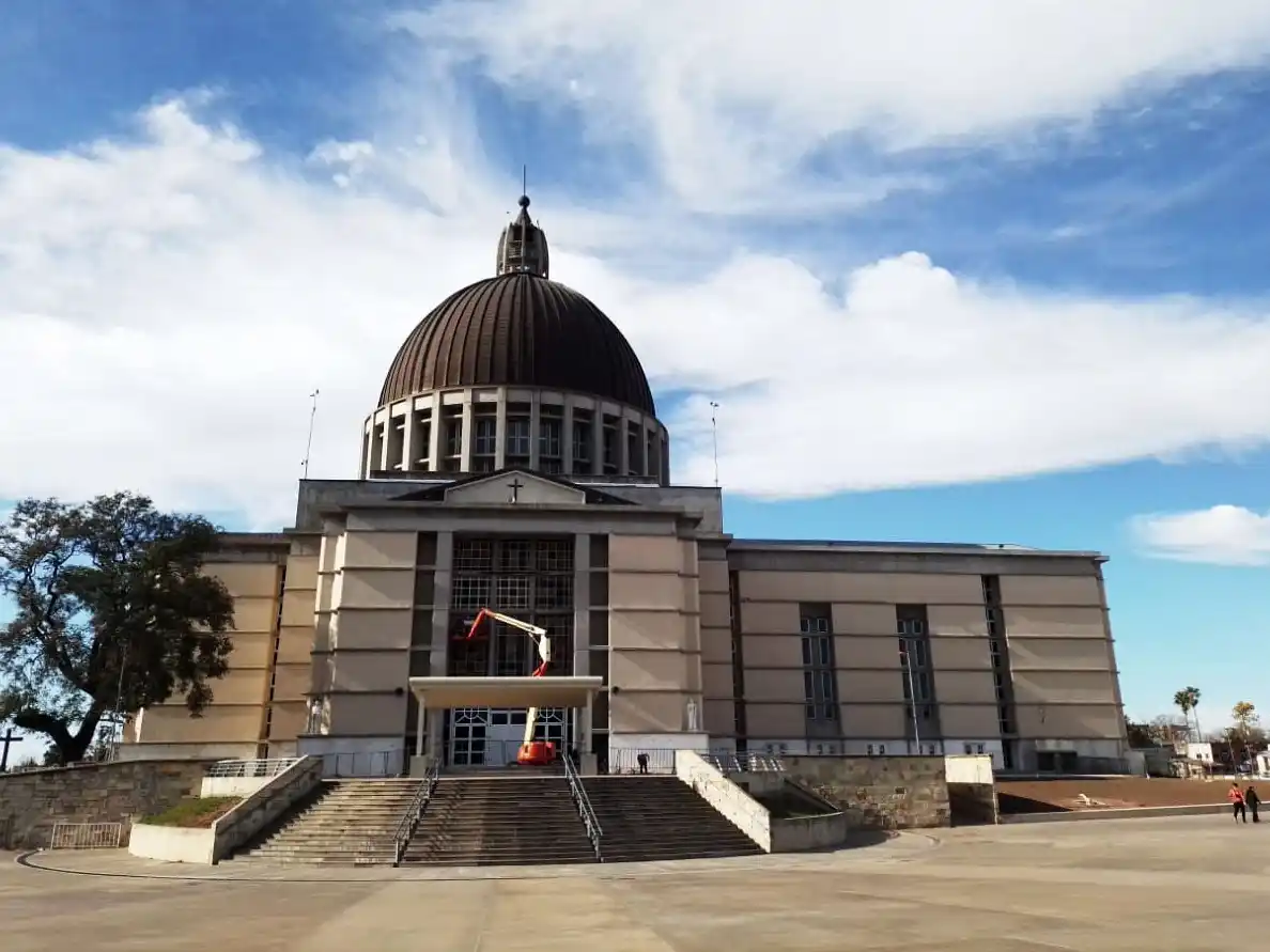 El imponente santuario de San Nicolás siempre se encuentra en mejoramiento edilicio.