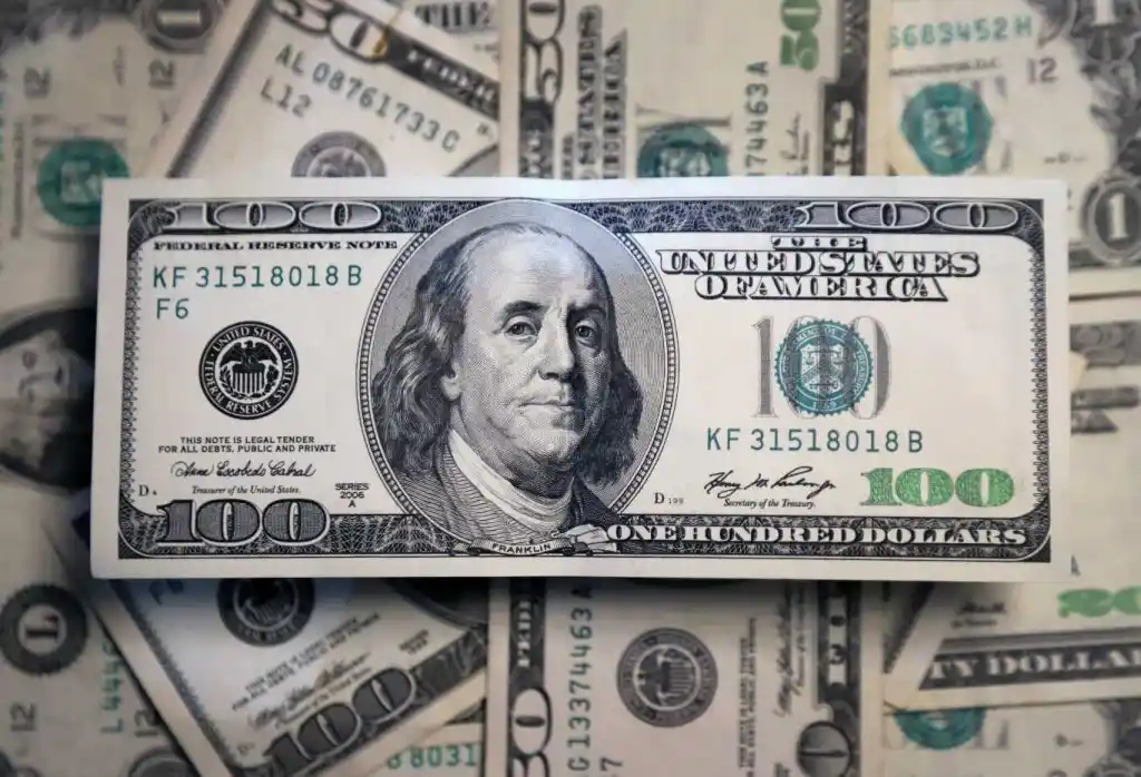 El dólar blue rebota 35 pesos y termina la semana como el más caro de los dólares libres