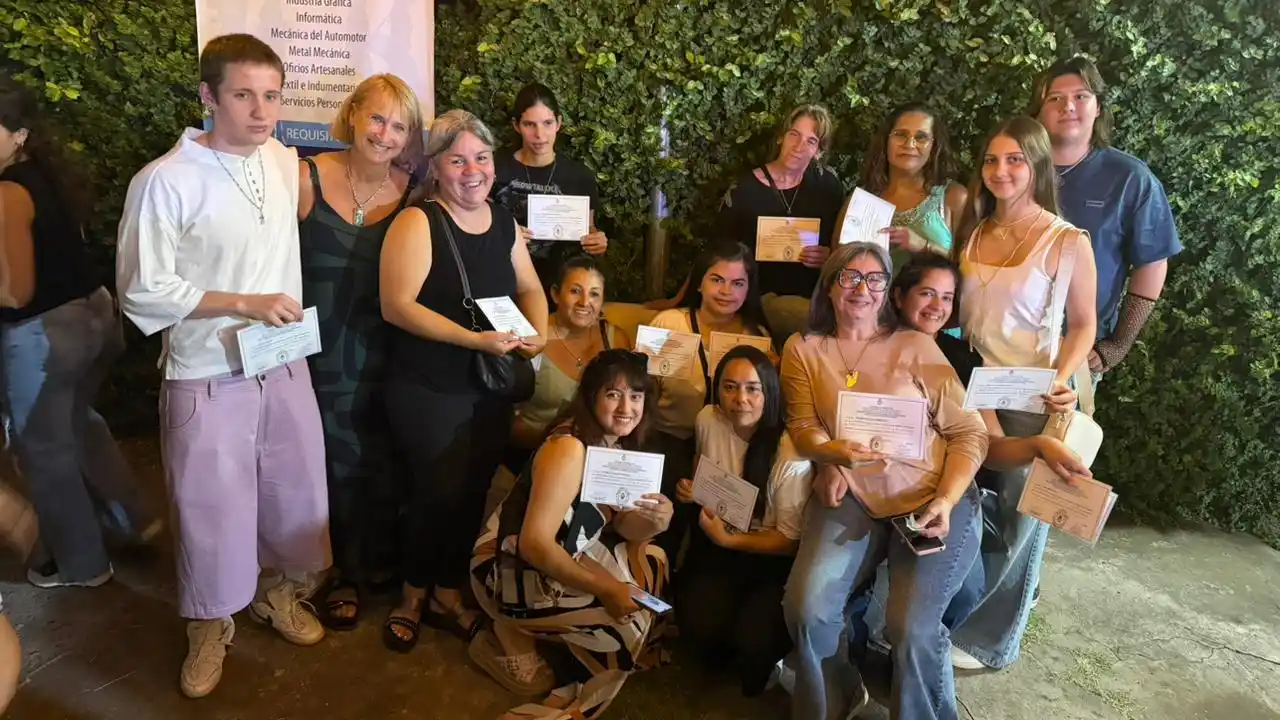 ¡Felicitan a egresados del Centro de Formación Laboral 401!