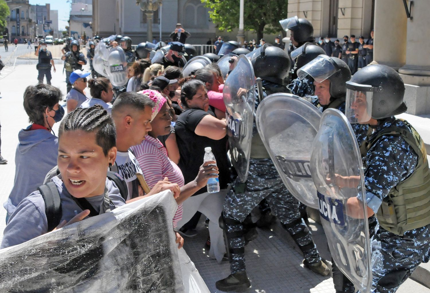 Gas pimienta, detenidos y acampe en la 
Municipalidad en otra virulenta movilización