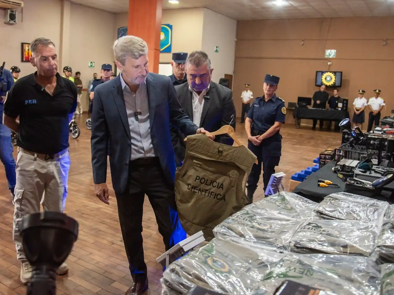 Frigerio sumó móviles y destacó un golpe al narcotráfico