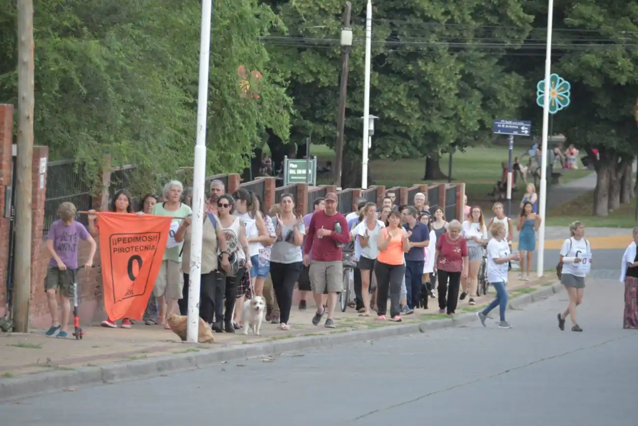 Se movilizaron para exigir que se declare a Tandil libre de pirotecnia