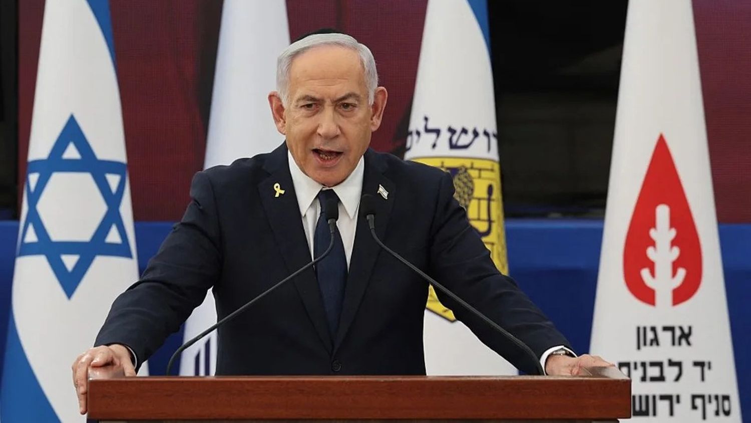 El primer ministro de Israel, Benjamín Netanyahu, habla durante la ceremonia anual en vísperas del Día del Recuerdo de los Soldados Caídos (Yom HaZikaron) en el Memorial Yad LaBanim en Jerusalén, el 29 de abril de 2025. (Getty Images)