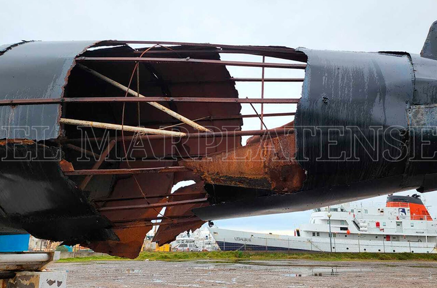 Familiares de víctimas del ARA San Juan denuncian que quieren remover la réplica del submarino