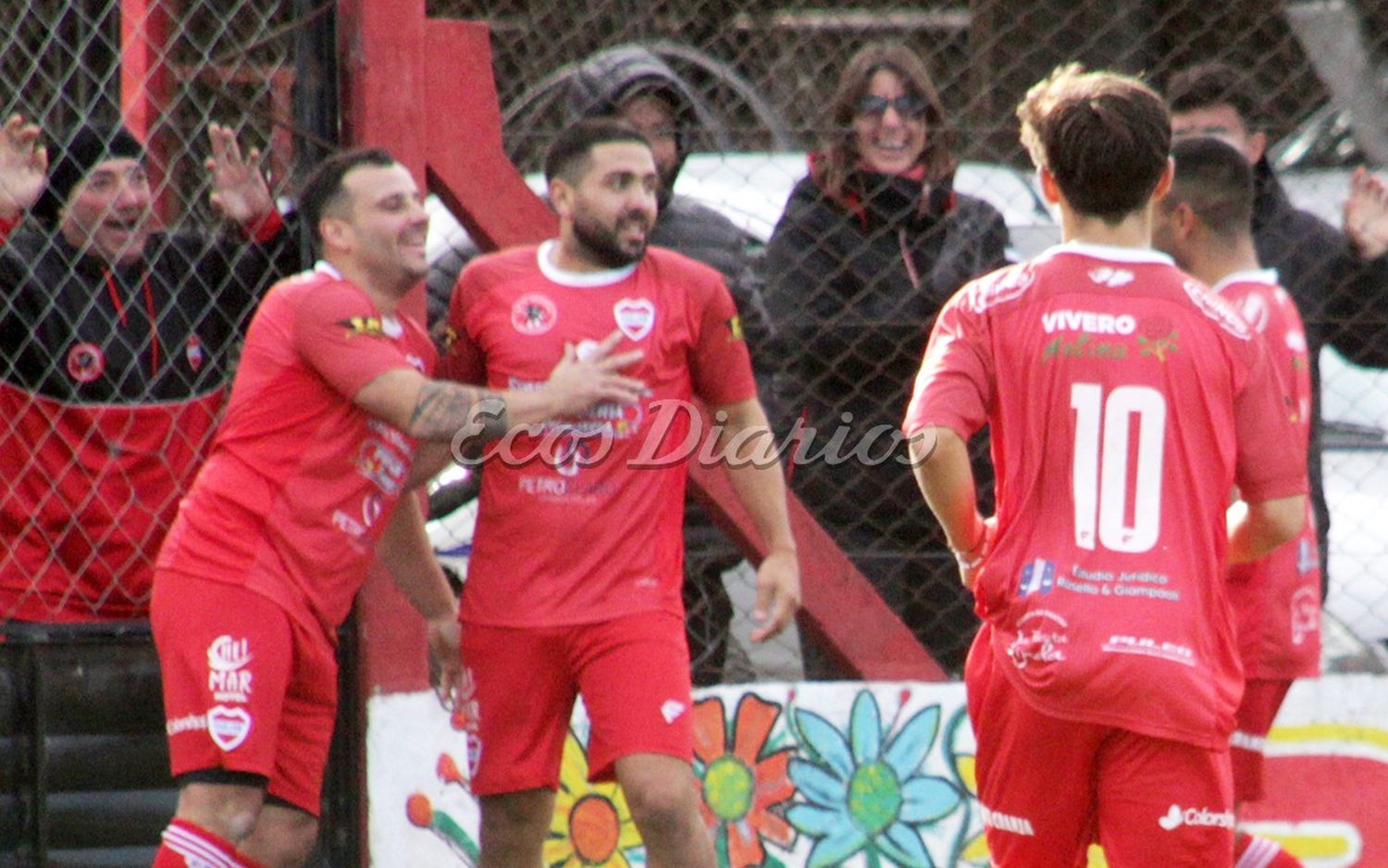 Con los hinchas festejan un gol Pedro e Ibargüengoitía