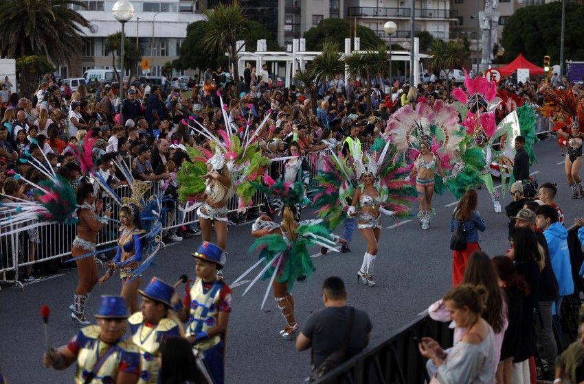 Con más de 15 murgas y comparsas se realizará mañana el gran Corso Central en Plaza España